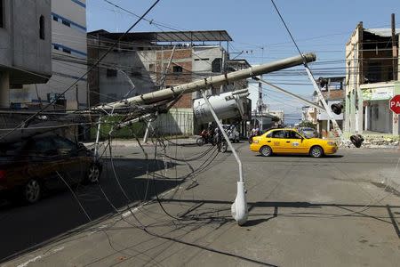 Damages and debris on the streets after an earthquake struck off Ecuador's Pacific coast, in Manta April 17, 2016. REUTERS/Guillermo Granja