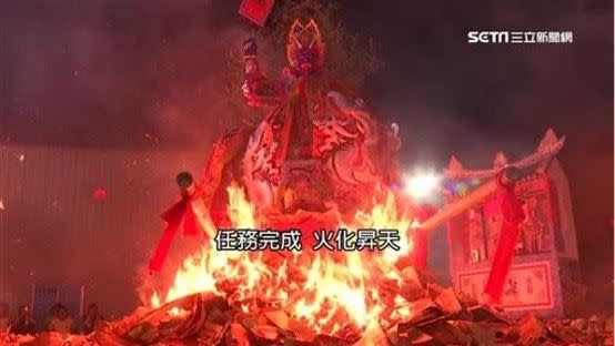 大士爺文化祭迎請紙紮大士爺到空地焚化。（圖／三立新聞網）