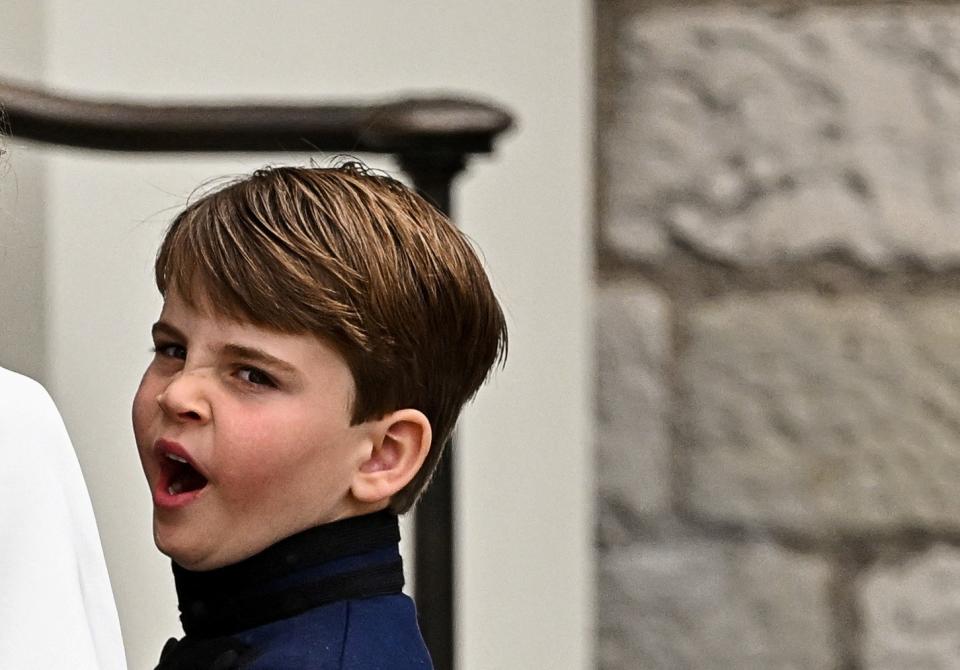 查爾斯三世的孫子，小王子路易在加冕典禮儀式中打了個呵欠。路透社