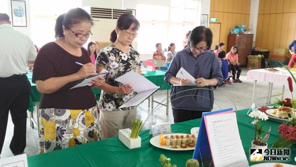 ▲溪州鄉農會首次舉行「結球白菜創意料理競賽」活動，家政班大展廚藝，18道大白菜料理，道道色香味俱全，令人垂涎三尺。（圖／記者陳雅芳攝，2017.10.6）