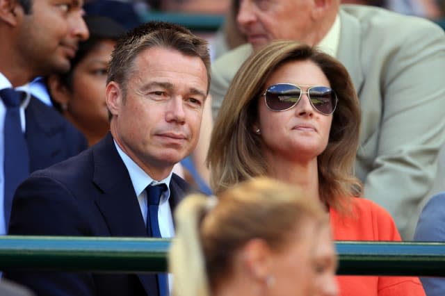 Graeme Le Saux helps couple whose camper van went up in flames