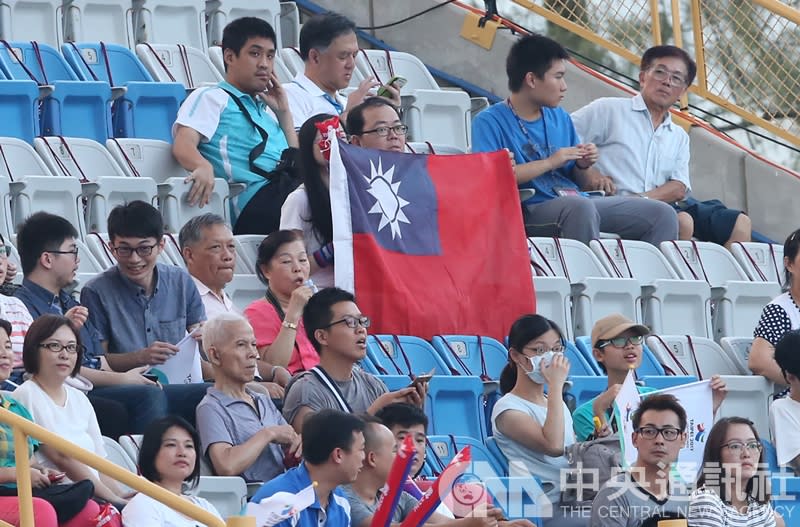 台北世大運19日晚間在台北田徑場舉行開幕式，大批民眾進場支持，出動國旗等多樣道具，力挺在台北展開的國際體壇盛事。（中央社）