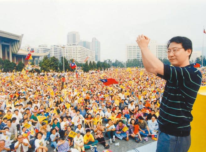 1994年，趙少康代表新黨參選台北市長失利，卻帶動新黨在北市6個市議員選區中取得11席。圖為新黨當年在國父紀念館舉行感謝團結大會。(本報資料照片)