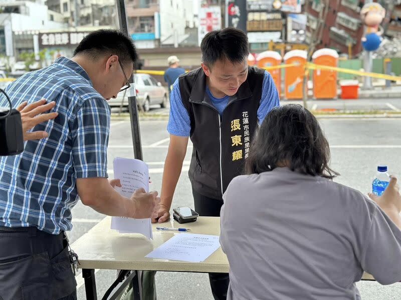 花蓮大地震  民族里長：讓花蓮人萌生堅強韌性 花蓮日前發生芮氏規模7.2地震，天王星大樓嚴重傾 斜，2018年2月6日花蓮地震，統帥大飯店塌陷，這2 次地震民族里內都有大樓傾倒，里長張東耀（中） 說，風災、地震讓花蓮人萌生堅強韌性。 （民眾提供） 中央社記者李先鳳傳真  113年4月7日 