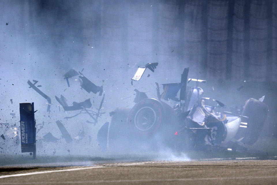 <p>Sauber driver Antonio Giovinazzi of Italy crashes into the wall during the qualifying session for the Chinese Formula One Grand Prix at the Shanghai International Circuit in Shanghai, China, April 8, 2017. (Photo: Mark Schiefelbein/AP) </p>