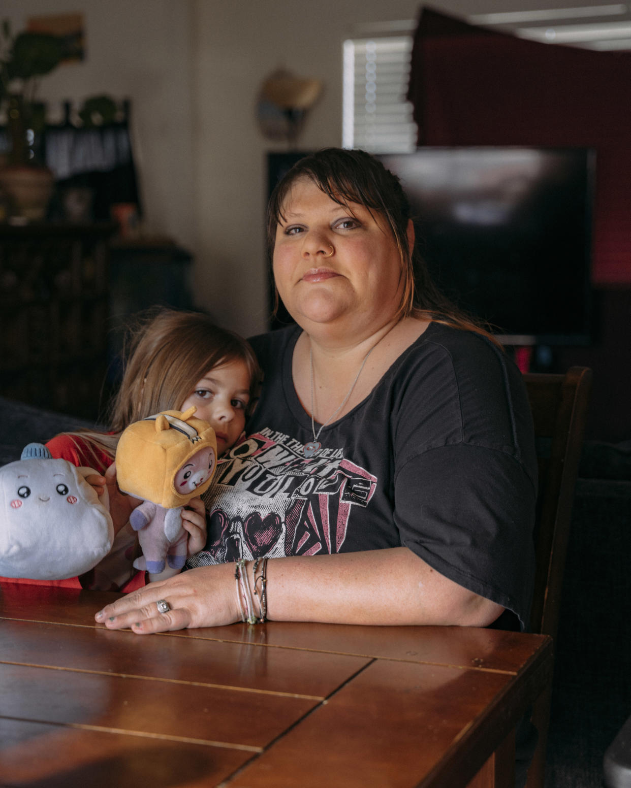 Amber Moore, una madre con cinco hijos en una escuela que no ofrece comidas gratuitas universales, en su casa de Butte, Montana, el 20 de marzo de 2024. (Will Warasila/The New York Times)

