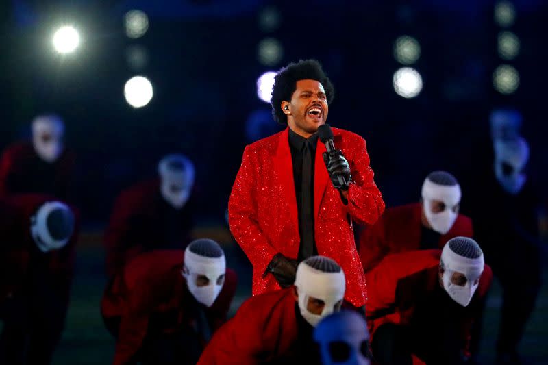 The Weeknd actúa en el espectáculo de medio tiempo del Super Bowl LV, en el Raymond James Stadium, en Tampa, Florida, Estados Unidos