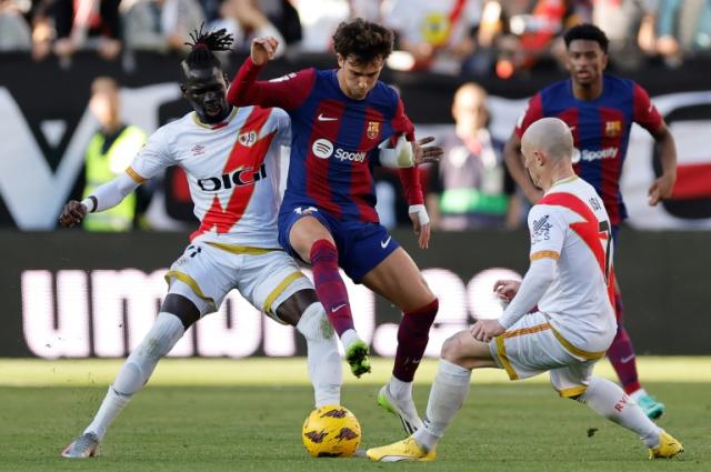 El Barça sobrevive en Vallecas y salva un punto ante el Rayo