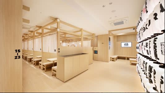 海外首間「藏壽司全球旗艦店」以明亮通透，淺色木質為基底，讓人有一秒置身日本用餐的錯覺。（圖／藏壽司提供）