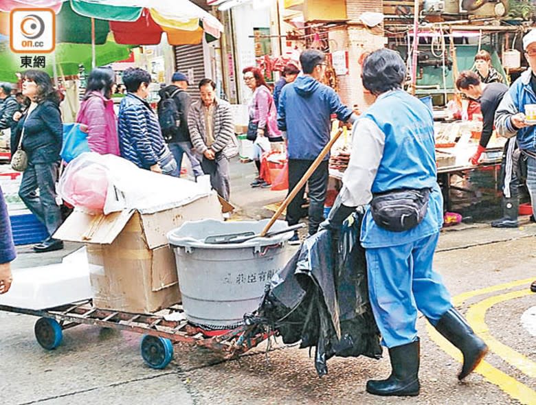 學者指本港最低工資水平大幅落後其他國家，建議每年進行檢討。