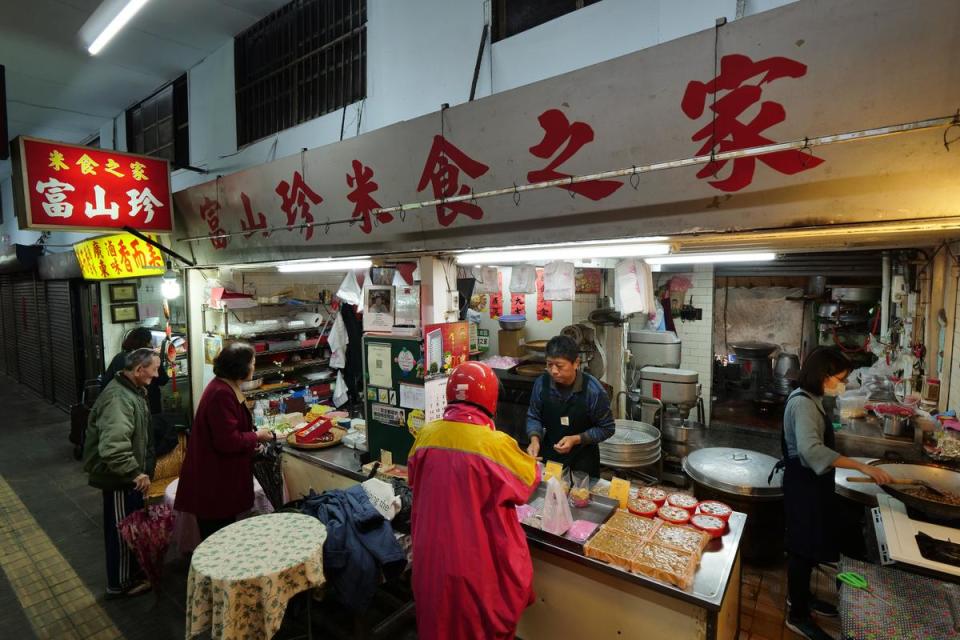 遇上霸王級寒流，客人照樣到「富山珍米食之家」挑貨解饞。