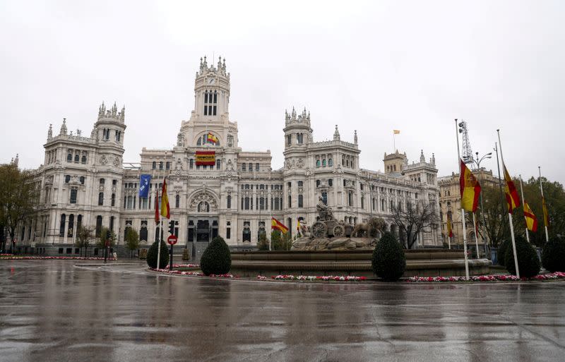 FOTO DE ARCHIVO: La bandera española ondea a media asta en el Ayuntamiento de Madrid, durante el brote de la enfermedad coronavirus (COVID-19), en Madrid, España, el 31 de marzo de 2020