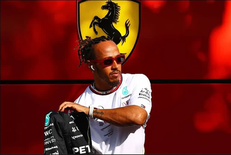 A Lewis Hamilton le quedan 20 grandes premios hasta el cambio del buzo antiflama negro por el escudo del Cavallino Rampante; a los 40 años se convertirá en piloto de Ferrari, tras seis campeonatos ganados en Mercedes.