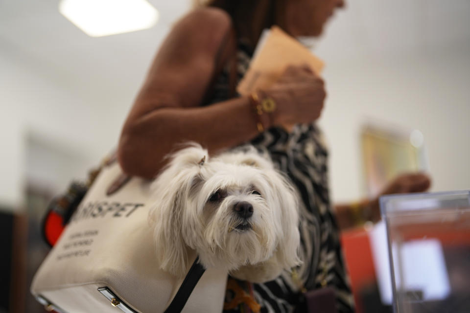 Una votante deposita su boleta en las elecciones generales españolas el domingo 23 de julio de 2023, en Madrid. (AP Foto/Manu Fernández)