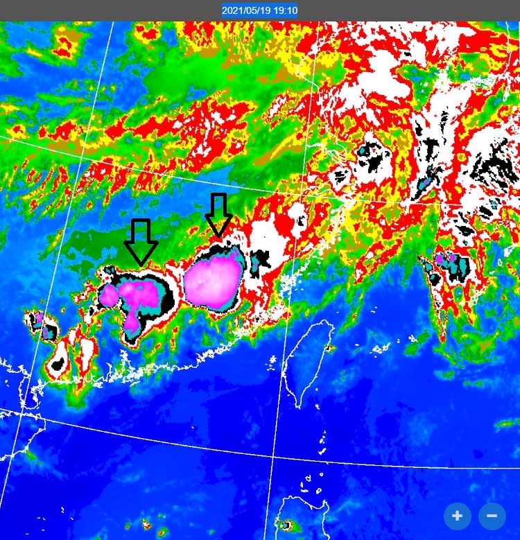 衛星雲圖上出現紫色雲塊。（圖／翻攝自鄭明典Facebook）