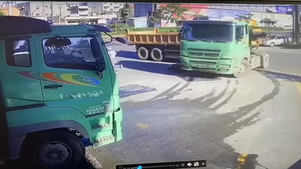 機車騎士以非常快速的速度奔跑，以免成為砂石車的車下亡魂。(圖片來源/ 翻攝自chinatimes即時新聞YT)