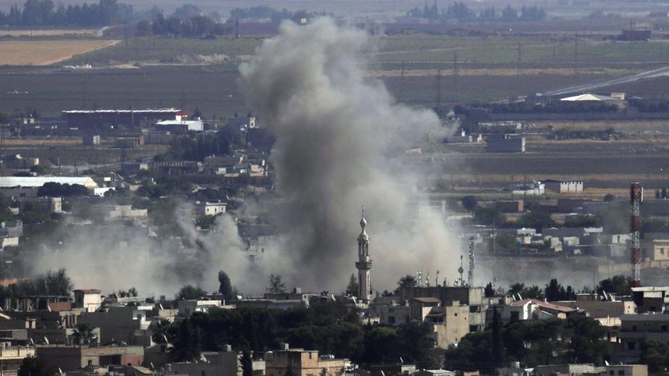 Rauch über der syrischen Stadt Ras al-Ain: Die Kurdenmilizen haben die wichtige Grenzstadt zurückerobert.