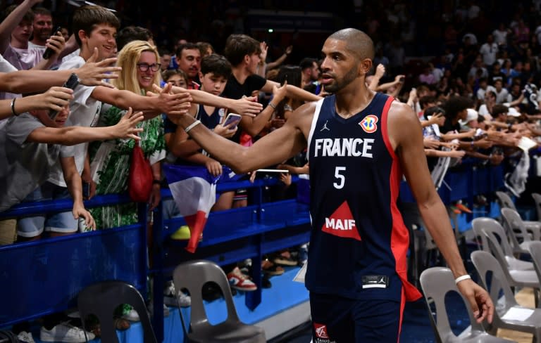 Le Français Nicolas Batum salue les supporters après le match de préparation entre la France et la Tunisie à Pau, le 31 juillet 2023 (GAIZKA IROZ)