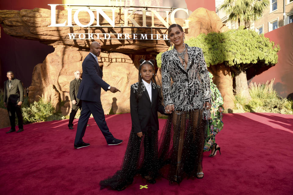 Con dos vestidos-blazer de Alexander McQueen y sorprendentes peinados, así llegaron madre e hija a la <em>premiere </em>de 'El Rey León'. Y es que Beyoncé se ha encargado de doblar a Nala en la versión original. (Foto: Chris Pizzello / AP)