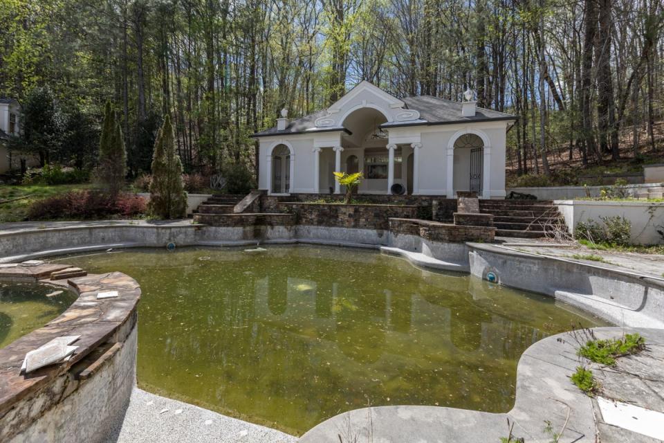 The swimming pool of Diddy’s former Atlanta property (mediadrumimages/@abandoned_south)