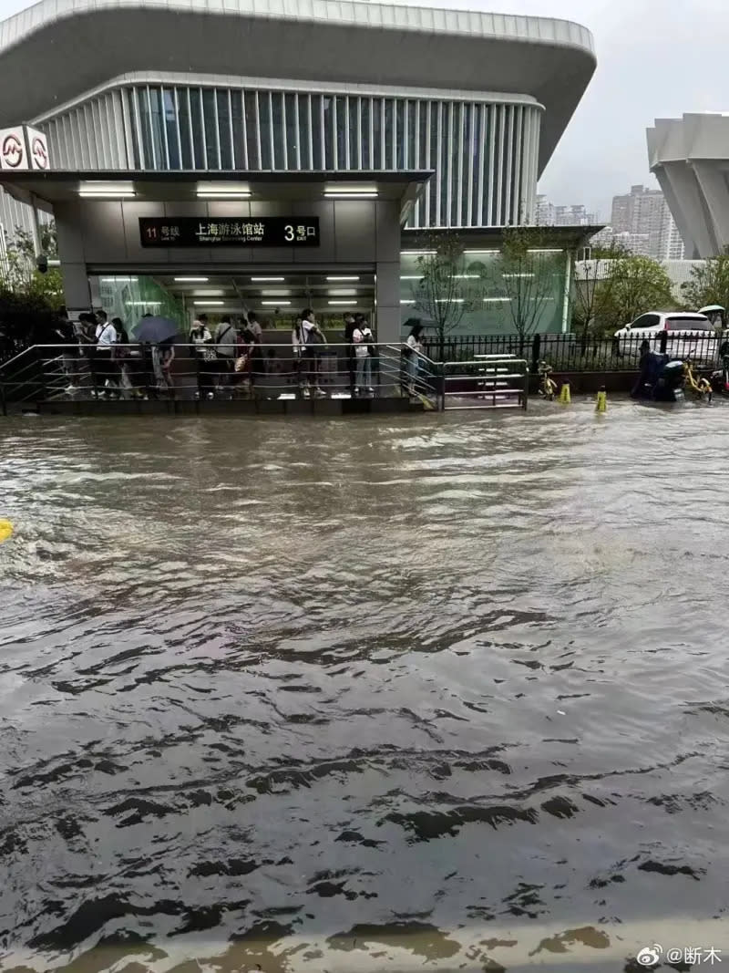 ▲葡萄桑颱風帶來強降雨，上海游泳館站外一片汪洋，彷彿成為游泳池。（圖／翻攝自微博）