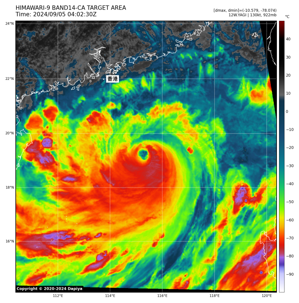 2024 年 9 月 5 日，香港時間正午 12 時 02 分，由向日葵九號（HIMAWARI-9）衛星攝錄的高色調雲圖。圖片所見，摩羯的外圍環流逐漸靠近本港，預計下午開始會受其影響。 (dapiya.top)