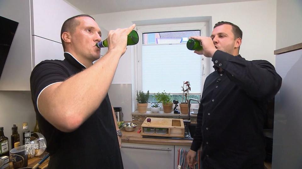 Es ist nie zu früh für das erste Bier des Tages: Kristoph und Felix begießen die ersten erledigten Vorbereitungsschritte.
 (Bild: RTL)
