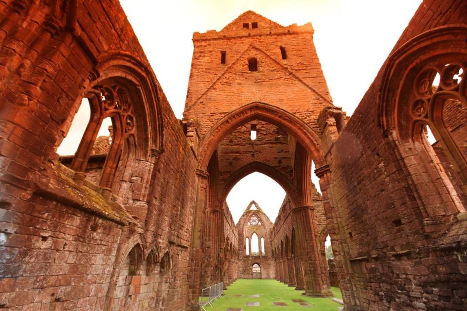 Sweetheart Abbey, monasterio cisterciense en ruinas, en Kirkcudbrightshire, Escocia, Reino Unido. Dervorguilla fundó la abadía en memoria de John de Balliol, y cuando ella murió, fue enterrada allí con el corazón de su marido. Foto Civitatis/EFE