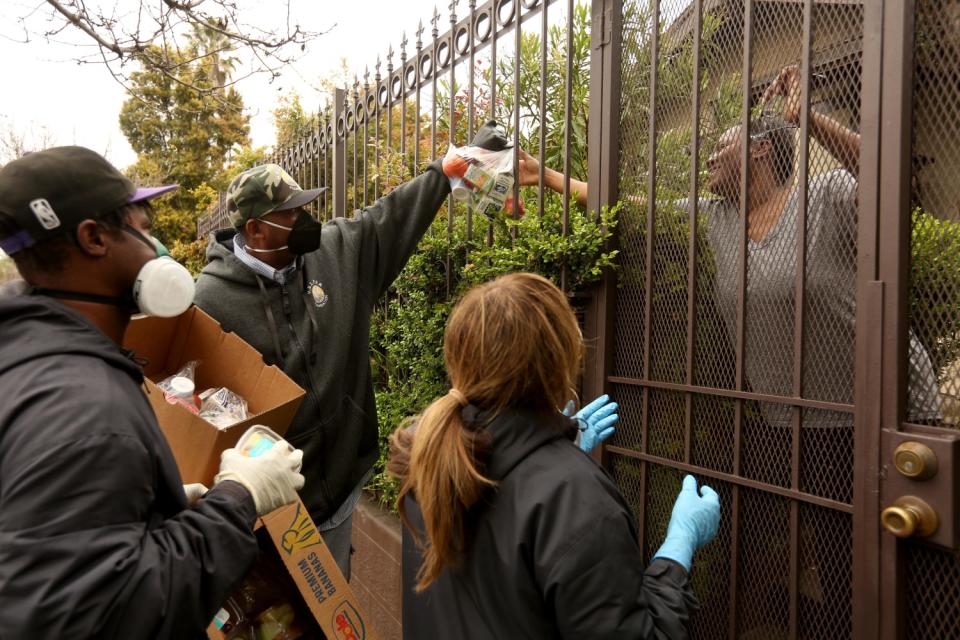 HELPER Foundation - Venice Gang intervention group feeds the needy during the coronavirus