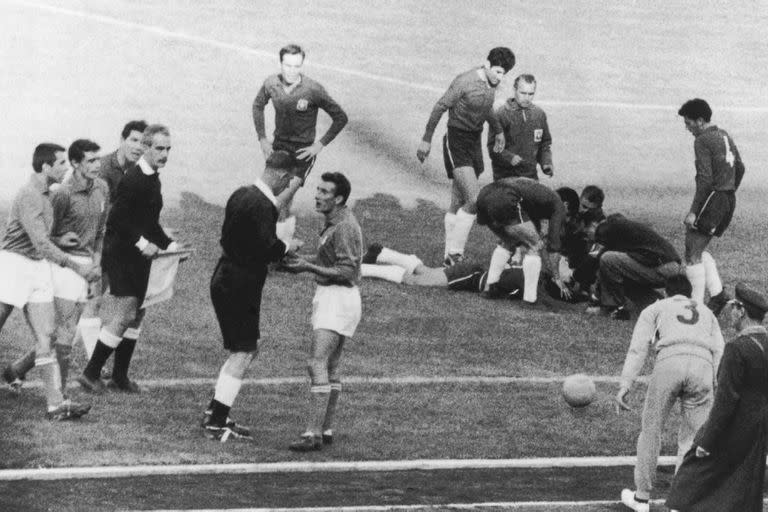 Imágenes de "La Batalla de Santiago", como fue bautizado el partido entre Chile e Italia en el Mundial de 1962