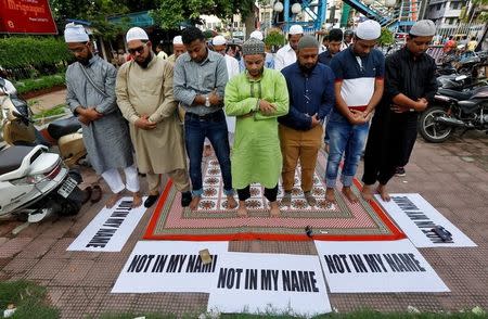 Muslims offer prayers as they take part in a protest against the recent cases of mob lynchings of Muslims who were accused of possessing beef, in Kolkata June 28, 2017. REUTERS/Rupak De Chowdhuri