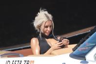 <p>La estrella de telerrealidad fotografiada por primera tras su <a href="https://peopleenespanol.com/celebridades/kim-kardashian-pete-davidson-terminan-relacion-se-separan/" rel="nofollow noopener" target="_blank" data-ylk="slk:ruptura con el comediante Pete Davidson;elm:context_link;itc:0;sec:content-canvas" class="link ">ruptura con el comediante <strong>Pete Davidson</strong></a>. Kim fue vista en un bote con su familia en Coeur d'Alene, Idaho, tomando algo de sol y chequeando mensajes en su teléfono.</p>