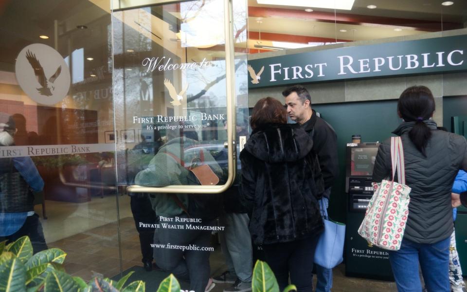First Republic bank branches faced huge queues of customers trying to withdraw their money on the weekend - AKGS/2022 BACKGRID UK
