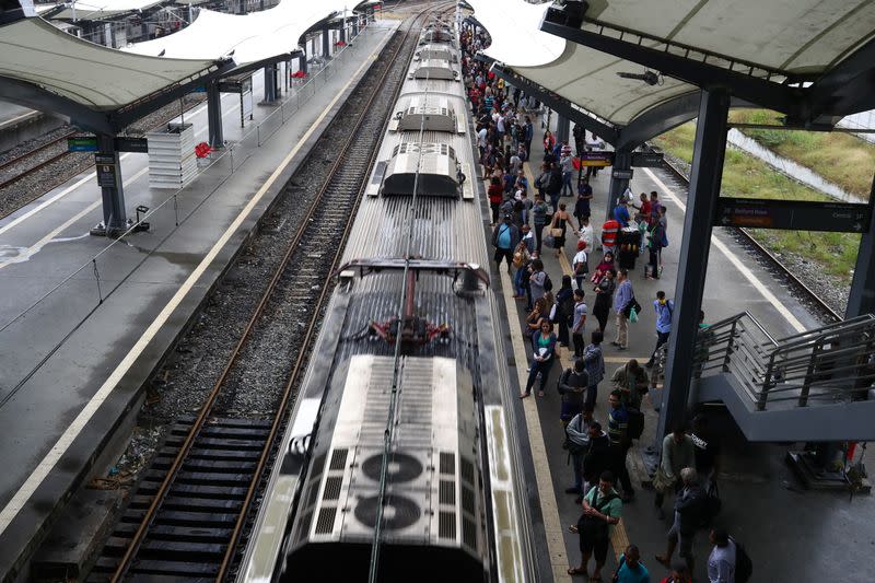 Pasajeros esperan abordar un tren en la estación Maracana, en medio del brote del coronavirus, en Río de Janeiro, Brasil