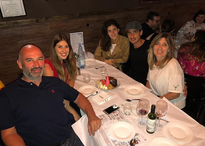 Pedro con su familia y su novia 