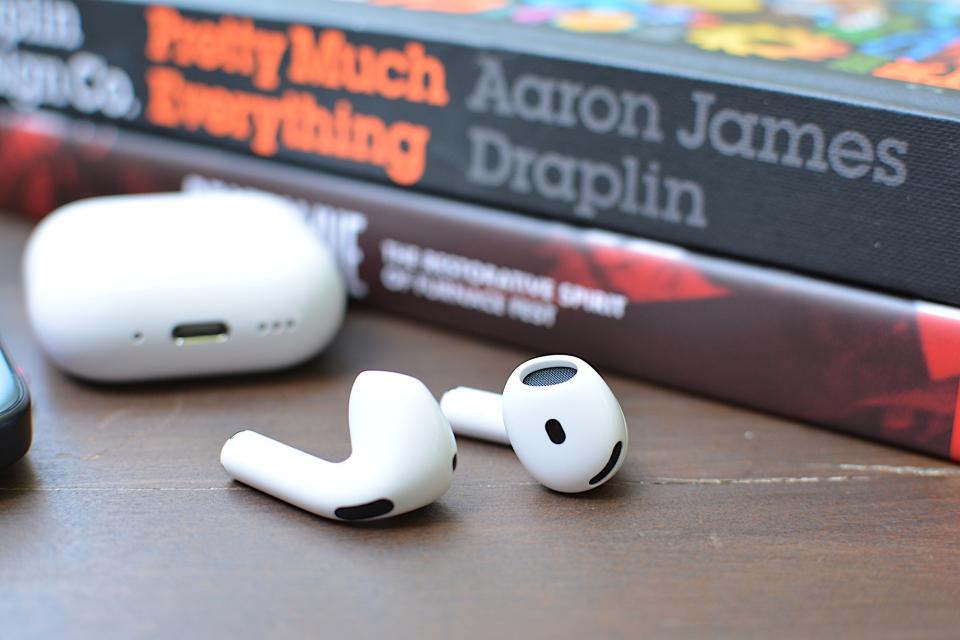 A Apple refinou o formato dos AirPods 4 para um melhor ajuste.