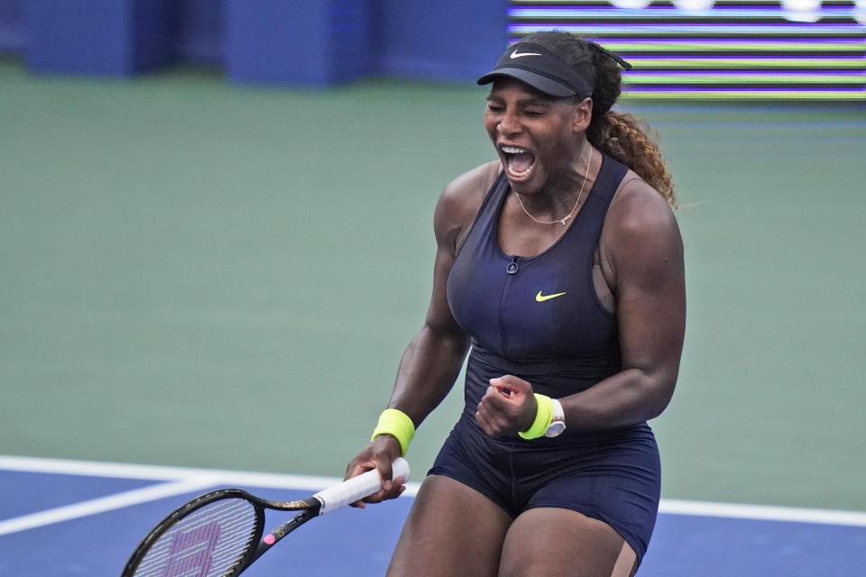 Serena Williams celebra un punto durante su partido contra la holandesa Arantxa Rus en la segunda ronda del Western & Southern Open, el lunes 24 de agosto de 2020, en Nueva York. (AP Foto/Frank Franklin II)