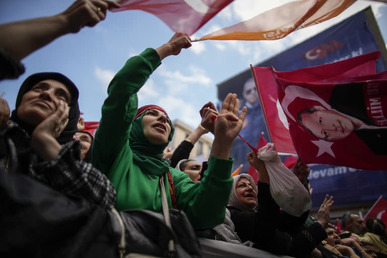 Seguidores del presidente Recep Tayyip Erdogan shout durante el último acto de campaña, en Estambul