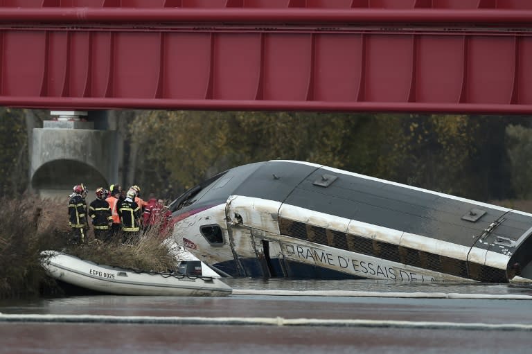 Des membres des services de secours se trouvent le 15 novembre 2015 sur les lieux où un TGV a déraillé la veille lors d'une séance d'essais, à Eckwersheim, près de Strasbourg (Frederick FLORIN)