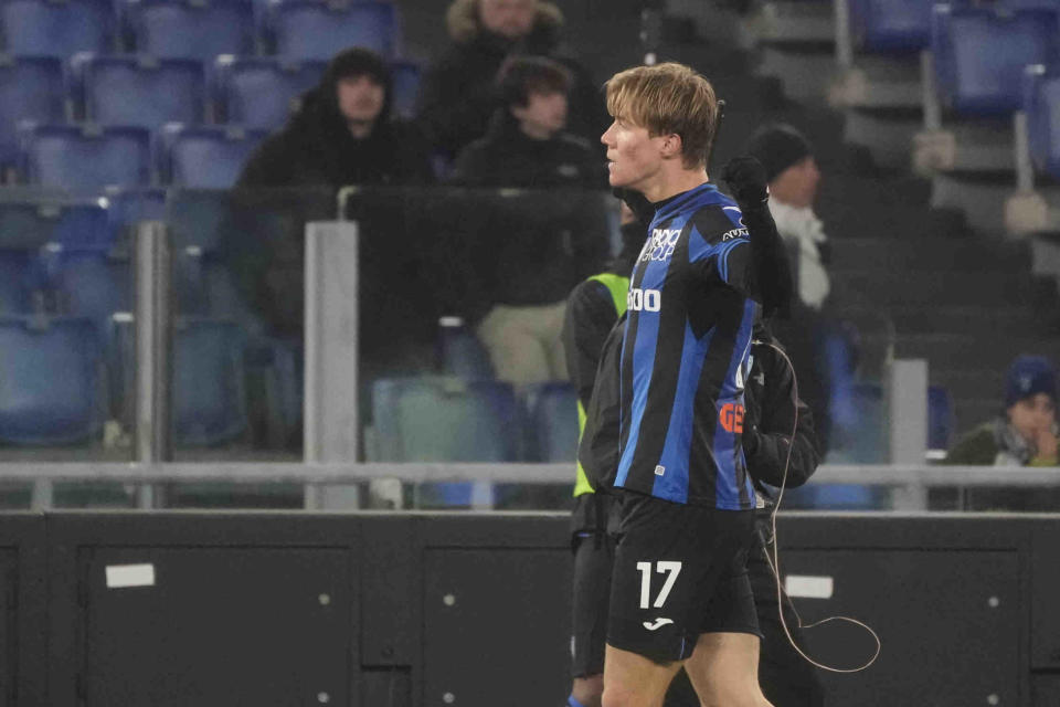 Rasmus Hojlund, del Atalanta, festeja luego de marcar el segundo tanto frente a la Lazio, el sábado 11 de febrero de 2023, en Roma (AP Foto/Gregorio Borgia)