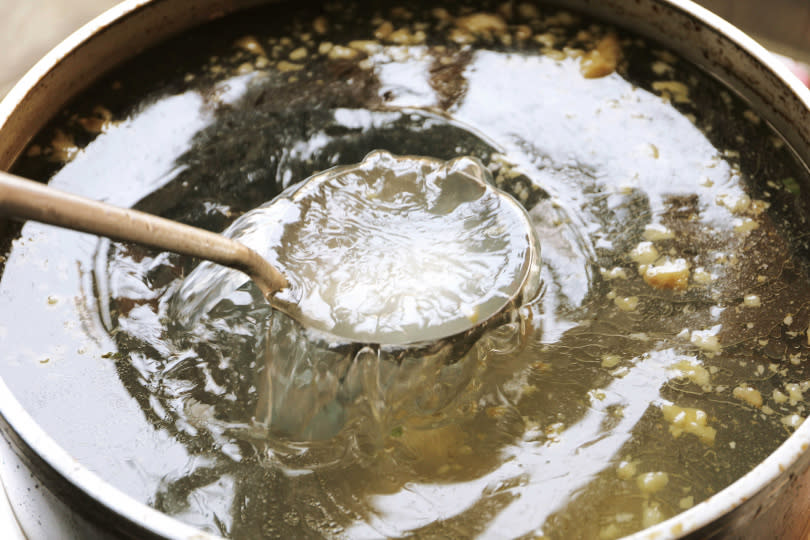 湯頭Check！牛骨湯頭　純牛骨、牛腩熬製3小時以上，湯頭清澈香甜。（圖／于魯光攝）