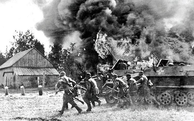 German soldiers move into a burning Russian village - Alamy