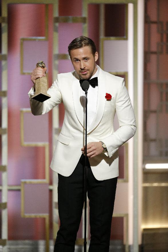 En esta imagen difundida por NBC, Ryan Reynolds recibe el Globo de Oro al mejor actor en una película musical o de comedia por su trabajo en "La La Land", el domingo 8 de enero del 2017 en Beverly Hills, California. (Paul Drinkwater/NBC vía AP)