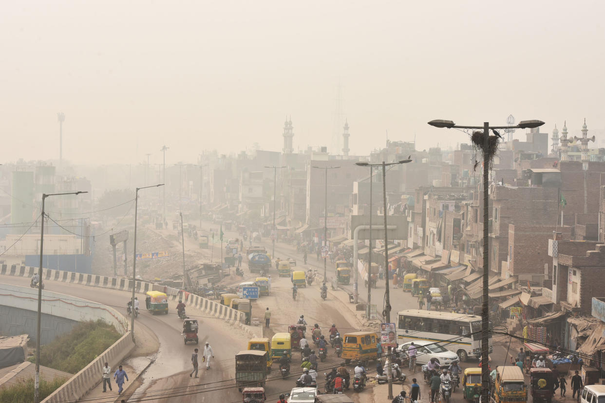 After a grim Thursday, NCR residents woke up to smog-filled surroundings even on Friday as AQI continued to show alarming numbers. (Sonu Mehta / Hindustan Times via Getty Images file)