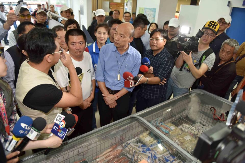 韓國瑜(中)昨日晨視察彌陀魚市場，但因這幾日太過操勞、體力不支才會取消後續行程。   圖：高雄市新聞局／提供