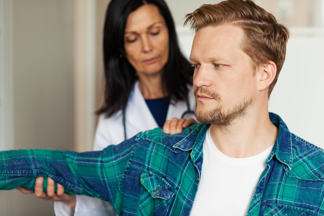 Junto con el esguince, el dolor de hombro una de las lesiones más comunes en las personas de mediada edad y puede ser un señal prematura de la degeneración articular. (Foto: Getty)