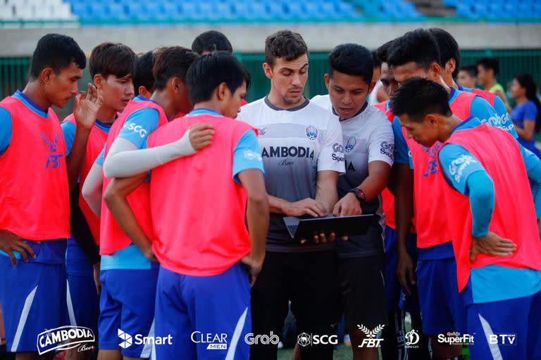 En 2018, Félix llegó a Camboya para hacer sus primeras armas como entrenador