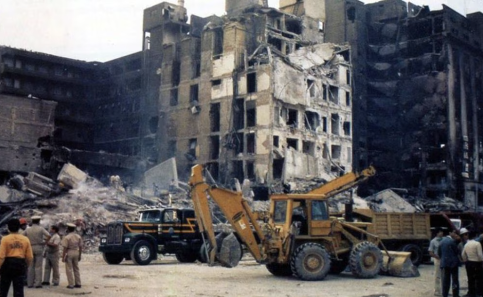 La maquinaria pesada hizo su aparición para retirar lo que quedó del Hotel Regis y el edificio de Salinas y Rocha tras los sismos de 1985. Imagen: Colección Villasana.