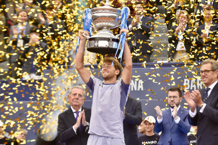 El tenista alzando la copa del Trofeo Godó de tenis