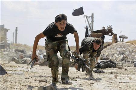 Free Syrian Army fighters run for cover from snipers on the front line in Aleppo's Sheikh Saeed neighbourhood September 21, 2013. REUTERS/Molhem Barakat